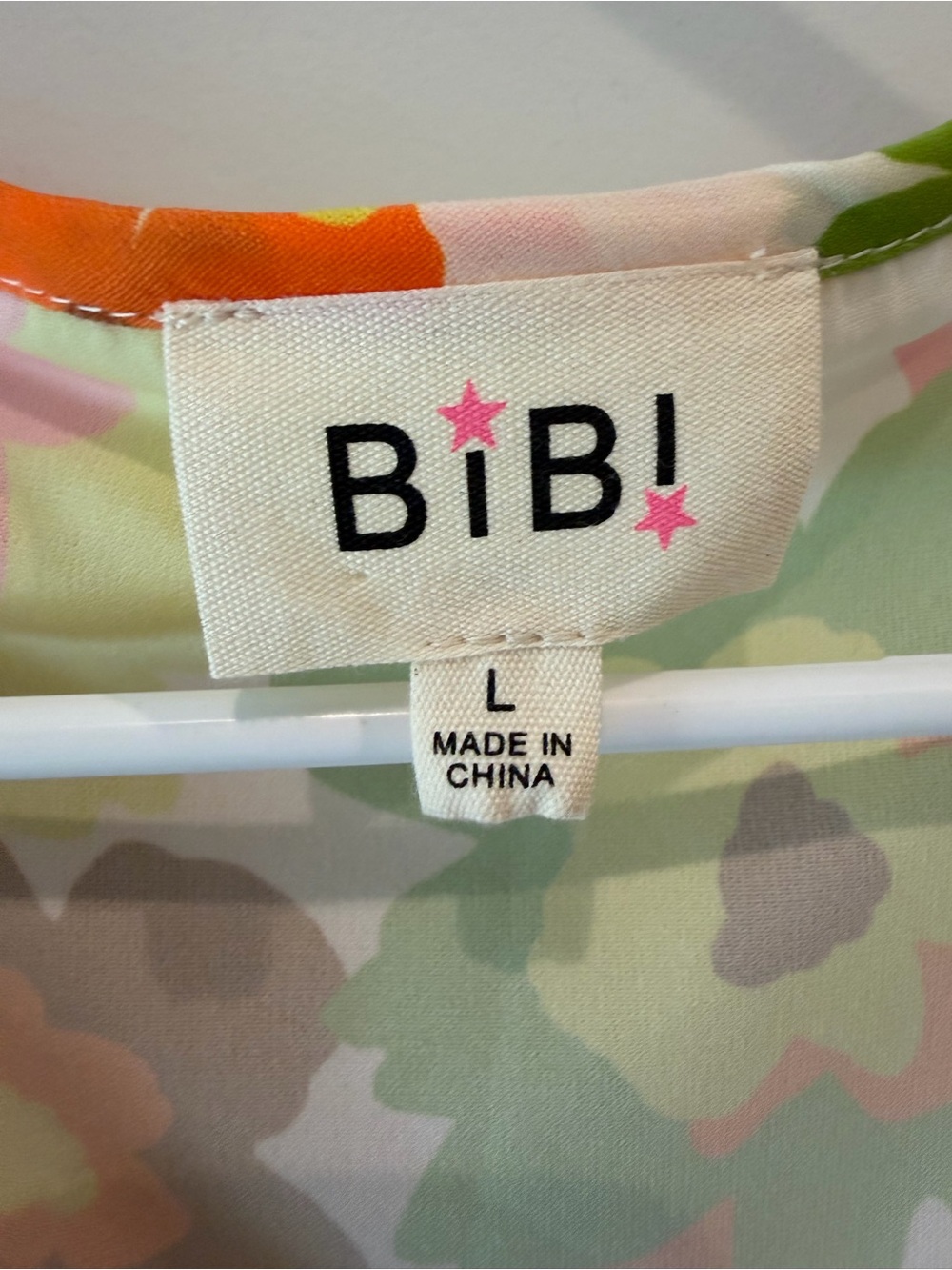 BiBi Bright Floral V-Neck Top Size Large - Picture 2 of 14
